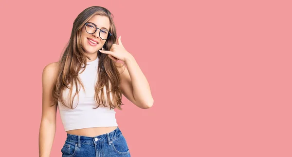 Hermosa Mujer Joven Caucásica Con Ropa Casual Gafas Sonriendo Haciendo —  Fotos de Stock