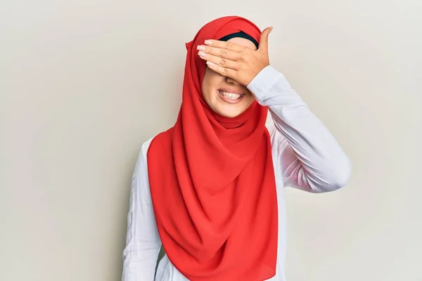 Junge Schöne Hispanische Mädchen Traditionellen Islamischen Hijab Schal Lächelnd Und — Stockfoto