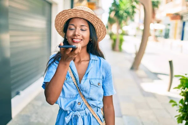 Mujer India Joven Sonriendo Feliz Usando Teléfono Inteligente Ciudad — Foto de Stock