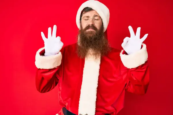 Stilig Ung Röd Huvud Man Med Långt Skägg Bär Santa — Stockfoto