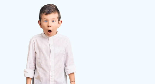 Criança Loira Bonito Vestindo Camisa Elegante Com Medo Chocado Com — Fotografia de Stock