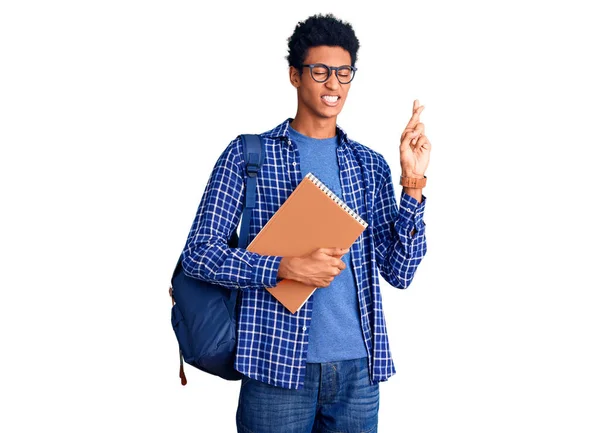 Joven Hombre Afroamericano Vistiendo Mochila Estudiante Sosteniendo Libro Gesto Cruzado —  Fotos de Stock