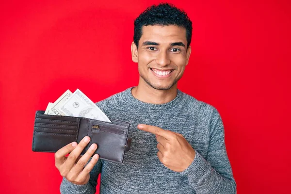 Ung Stilig Hispanic Man Håller Plånbok Med Dollar Ler Glad — Stockfoto