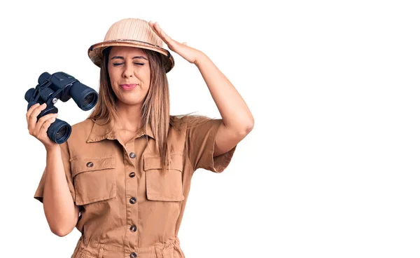 Mujer Hermosa Joven Con Sombrero Explorador Sosteniendo Prismáticos Estresados Frustrados —  Fotos de Stock