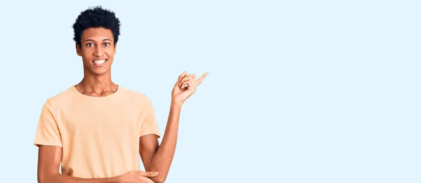 Молодий Афроамериканець Одягнений Повсякденний Одяг Великою Посмішкою Обличчі Вказує Рукою — стокове фото
