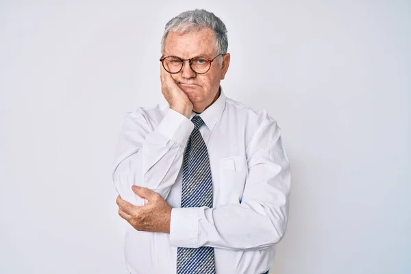 Homme Âgé Aux Cheveux Gris Portant Des Vêtements Travail Pensant — Photo