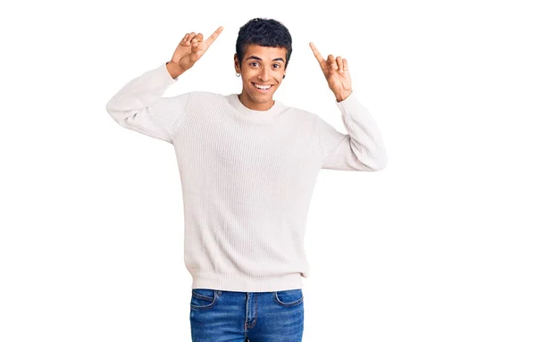 若いアフリカ系アメリカ人の男性は カジュアルな服を着て笑顔と驚きと指で指摘し 腕を上げ — ストック写真