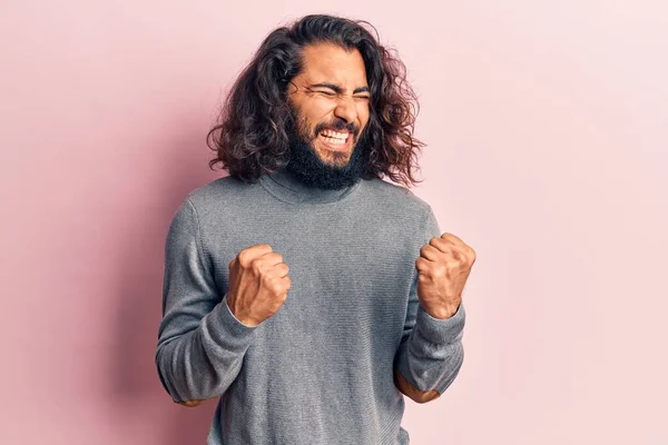 Jonge Arabier Man Draagt Casual Kleding Vieren Verrast Verbaasd Voor — Stockfoto