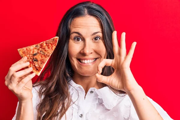 Mladá Krásná Brunetka Žena Jíst Plátek Italské Pizzy Izolovaném Červeném — Stock fotografie