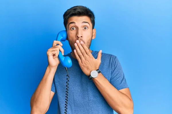 Klasik Bir Telefonla Konuşan Ağzı Eliyle Kapatan Şok Olmuş Hata — Stok fotoğraf