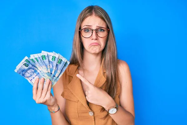 Jong Blond Meisje Met Zuid Afrikaanse Rand Bankbiljetten Depressief Zorgen — Stockfoto