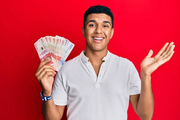 Joven Árabe Sosteniendo Pesos Colombianos Celebrando Logros Con Sonrisa Feliz —  Fotos de Stock