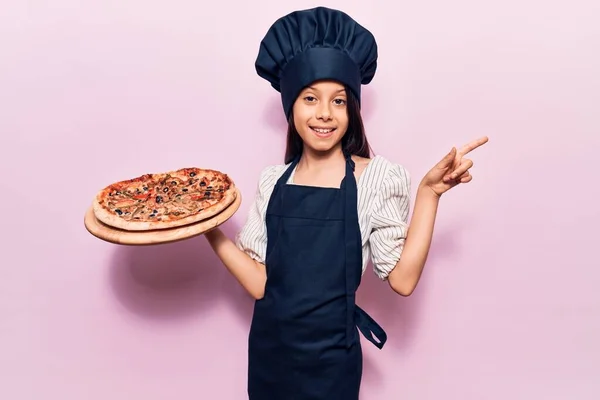 Krásné Dítě Dívka Sobě Vařič Uniforma Držení Italský Pizza Úsměvem — Stock fotografie