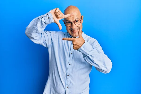 Hombre Calvo Mediana Edad Con Ropa Casual Gafas Sonrientes Haciendo —  Fotos de Stock