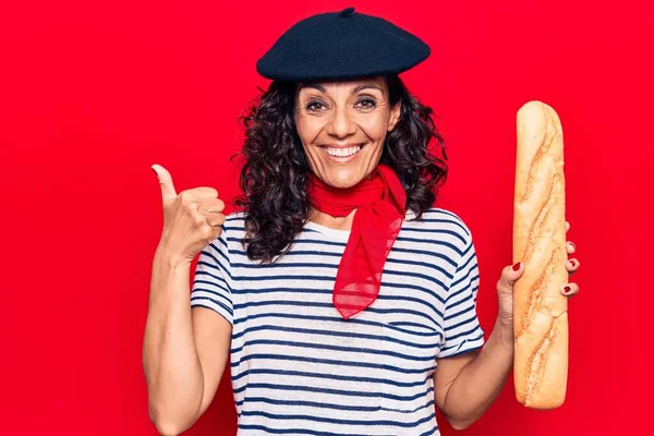 Középkorú Gyönyörű Visel Francia Svájci Svájci Gazdaság Baguette Mosolyogva Boldog — Stock Fotó