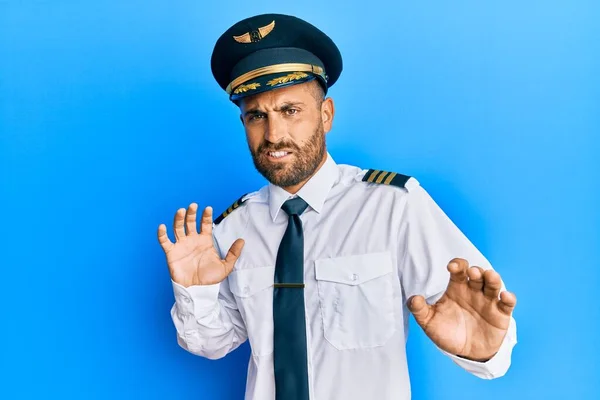 Snygg Man Med Skägg Klädd Flygplanspilot Uniform Äcklad Uttryck Missnöjd — Stockfoto
