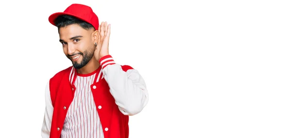 Joven Con Barba Vistiendo Uniforme Béisbol Sonriendo Con Mano Sobre —  Fotos de Stock