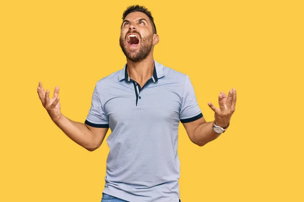 Homem Bonito Com Barba Vestindo Roupas Casuais Louco Louco Gritando — Fotografia de Stock