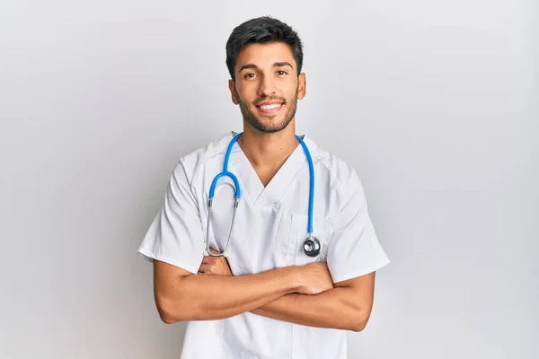 Homem Bonito Jovem Vestindo Uniforme Médico Estetoscópio Rosto Feliz Sorrindo — Fotografia de Stock