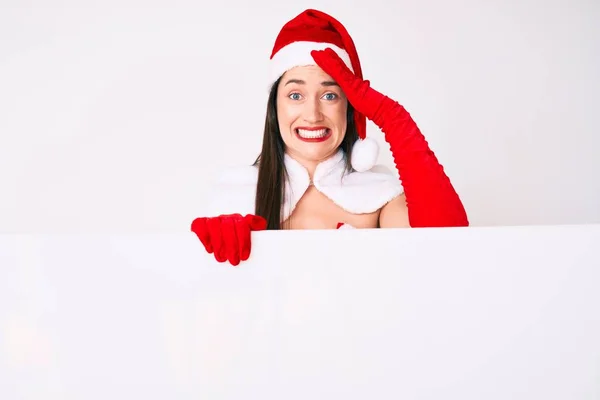 Jovem Mulher Vestindo Traje Papai Noel Segurando Banner Vazio Branco — Fotografia de Stock