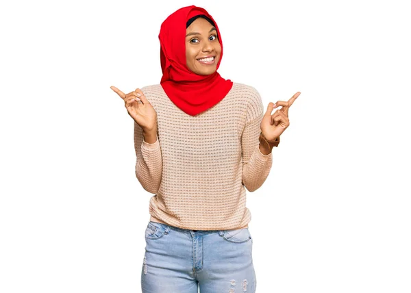 Joven Mujer Afroamericana Vistiendo Bufanda Islámica Tradicional Hijab Sonriendo Confiado — Foto de Stock