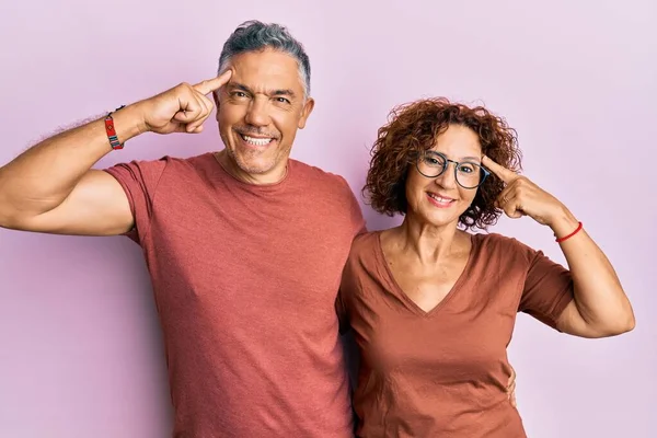 Belo Casal Meia Idade Juntos Vestindo Roupas Casuais Sorrindo Apontando — Fotografia de Stock