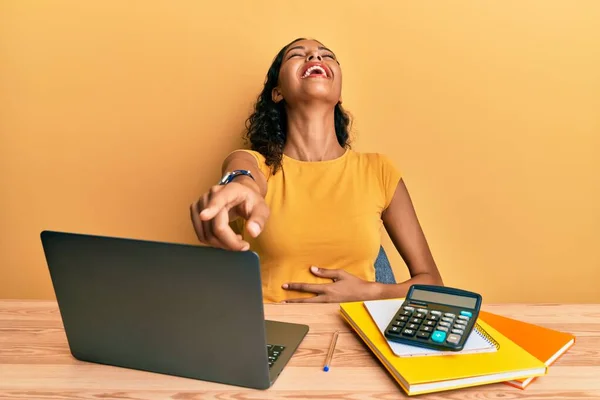 Jovencita Afroamericana Que Trabaja Oficina Con Laptop Calculadora Riéndose Señalando —  Fotos de Stock