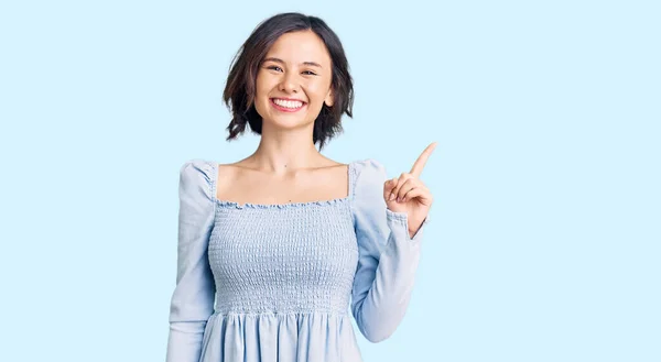 Jong Mooi Meisje Dragen Casual Kleding Met Een Grote Glimlach — Stockfoto