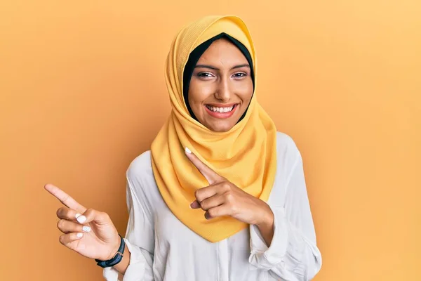 Joven Mujer Árabe Morena Vistiendo Tradicional Bufanda Islámica Hijab Sonriendo — Foto de Stock