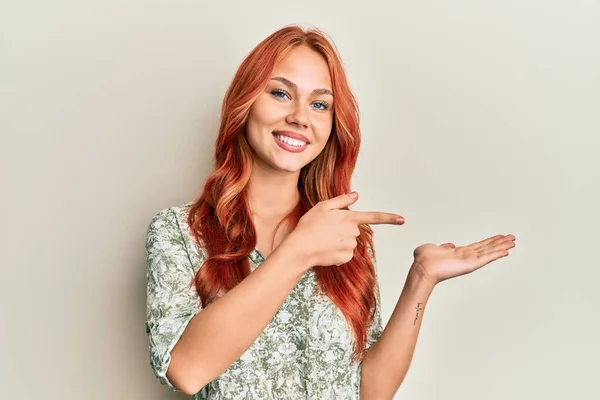 Jeune Belle Rousse Femme Portant Des Vêtements Décontractés Étonné Souriant — Photo