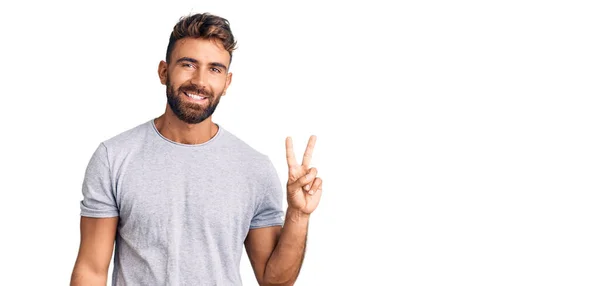 Jonge Spaanse Man Casual Kleren Glimlachend Naar Camera Kijkend Met — Stockfoto