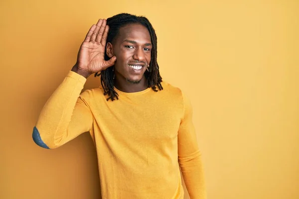 Afrykański Amerykanin Warkoczami Żółtym Swetrze Uśmiechający Się Ręki Ucho Słuchający — Zdjęcie stockowe