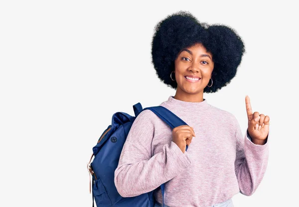 Ung Afrikansk Amerikansk Flicka Håller Student Ryggsäck Förvånad Med Idé — Stockfoto