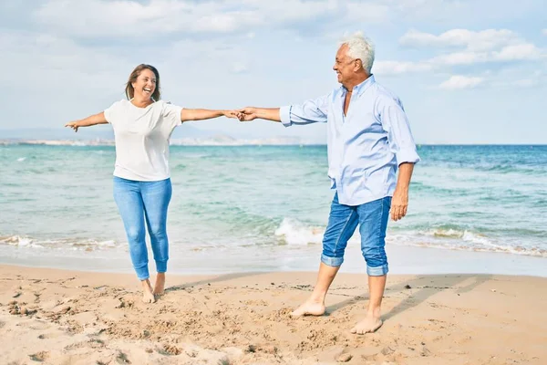 Pareja Mediana Edad Enamorada Bailando Playa Felices Alegres Juntos — Foto de Stock