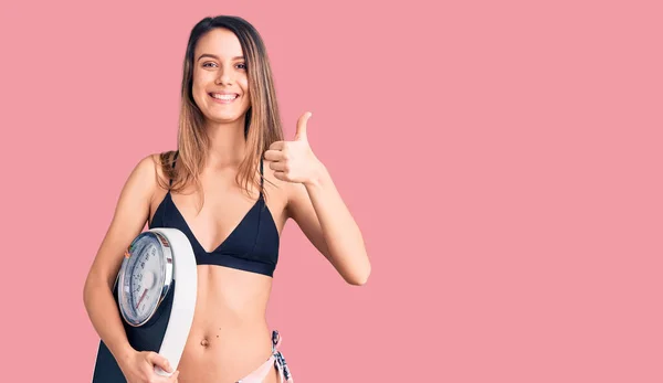 Jeune Belle Fille Portant Bikini Tenant Machine Pesage Souriant Heureux — Photo