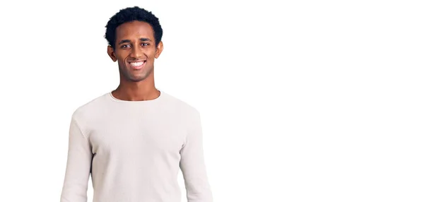 Afroamerykanin Przystojny Mężczyzna Luźnym Zimowym Swetrze Szczęśliwym Chłodnym Uśmiechem Twarzy — Zdjęcie stockowe