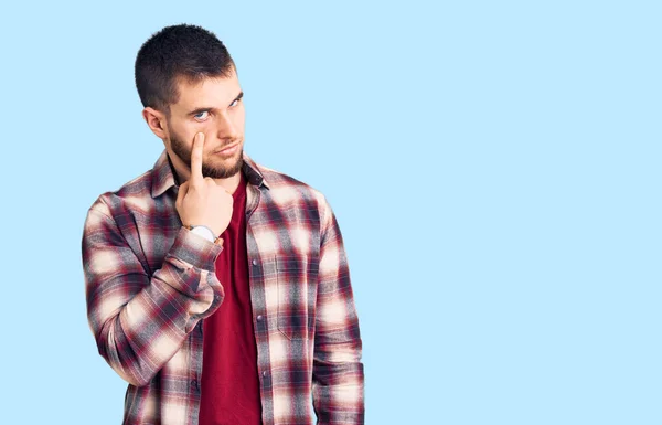 Junger Gutaussehender Mann Lässigem Hemd Der Auf Das Auge Zeigt — Stockfoto