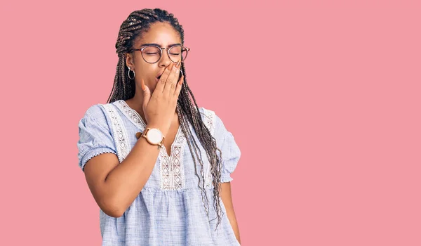 Молодая Африканская Американка Косичками Повседневной Летней Одежде Очках Скучает Зевая — стоковое фото
