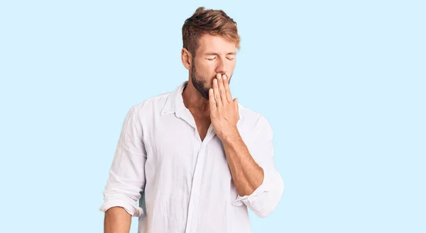 Gündelik Giysiler Giyen Genç Beyaz Adam Ağzıyla Ağzını Kapatmaktan Sıkılmış — Stok fotoğraf
