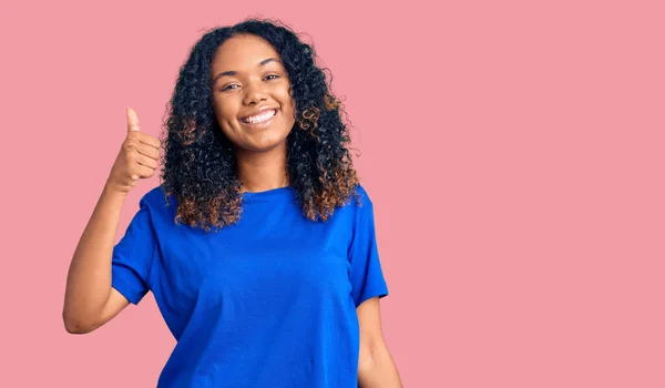 Jovem Afro Americana Vestindo Roupas Casuais Sorrindo Feliz Positivo Polegar — Fotografia de Stock