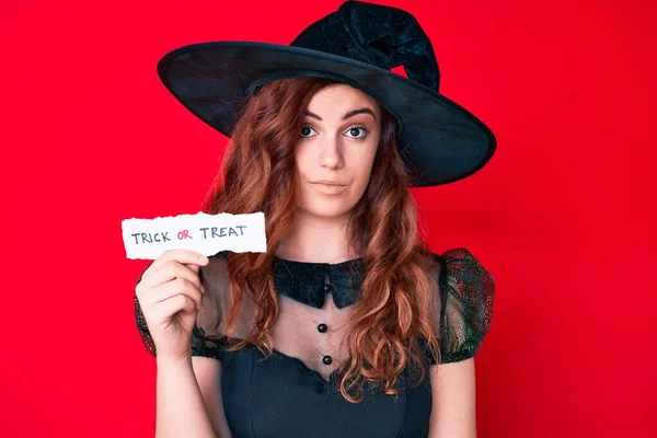 Jovem Mulher Bonita Vestindo Bruxa Halloween Traje Segurando Papel Com — Fotografia de Stock