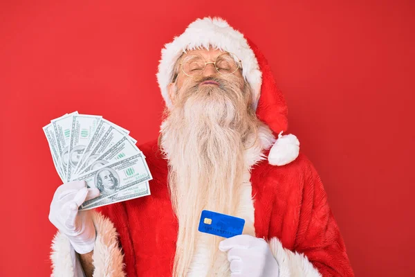 Velho Homem Sênior Vestindo Traje Papai Noel Segurando Dólares Cartão — Fotografia de Stock