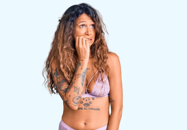 Ung Latinamerikansk Kvinna Med Tatuering Klädd Underkläder Ser Stressad Och — Stockfoto