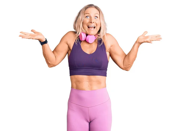 Mujer Rubia Mediana Edad Forma Usando Ropa Gimnasio Usando Auriculares — Foto de Stock