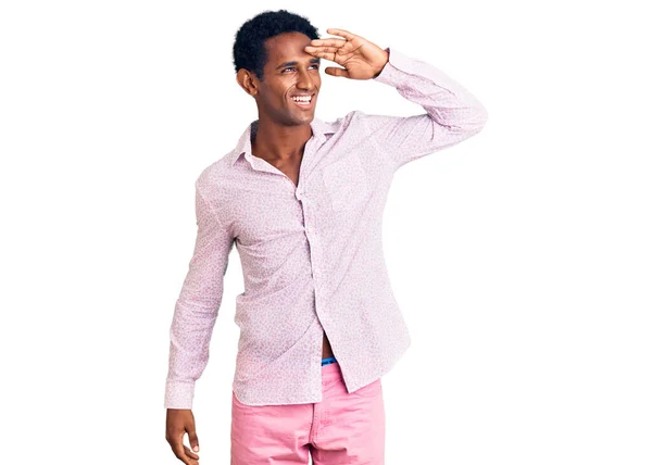 Hombre Guapo Africano Con Camisa Rosa Casual Muy Feliz Sonriente — Foto de Stock