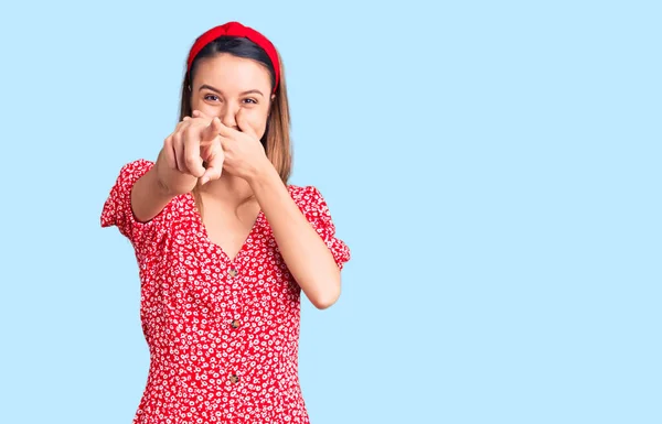 Jong Mooi Meisje Dragen Jurk Diadeem Lachen Naar Wijzend Vinger — Stockfoto