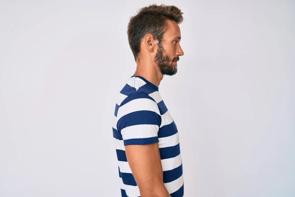 Hombre Caucásico Guapo Con Barba Que Usa Una Camiseta Rayas —  Fotos de Stock
