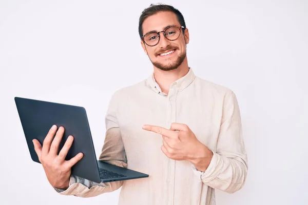 Молодий Красивий Чоловік Тримає Ноутбук Усміхнений Щасливий Вказує Рукою Пальцем — стокове фото