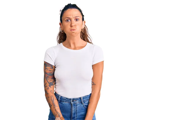 Jeune Femme Hispanique Avec Tatouage Portant Shirt Blanc Décontracté Gonflant — Photo