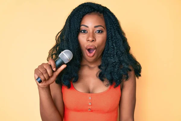 Hermosa Mujer Africana Cantando Canción Usando Micrófono Asustado Sorprendido Con —  Fotos de Stock
